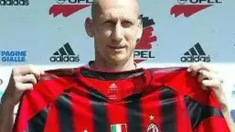 “替补之谜揭晓？斯洛特透露：密集赛程下，萨拉赫始终屹立核心之位！”