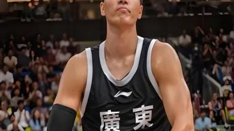 激情对决！柏林联合10人战法兰克福，布朗神射破门，克尔费尔德点球制胜，霍伊伦红牌染身再现争议瞬间！